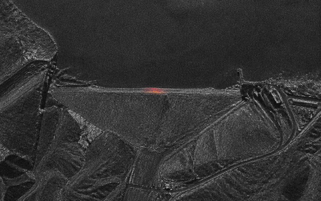 Interferograma de radar da estrutura da barragem, com ponto de deformação detectado na crista